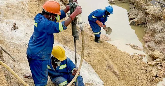 Zimbabve'de Kadınlar Akuamarin Kazıyor 