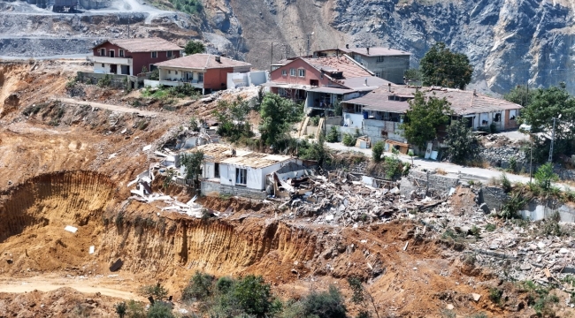 İstanbul'da maden sahasının ortasında kalan mahalleli uçurumun kenarında yaşıyor